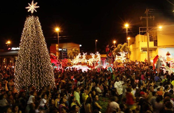 Pobladores celebran con júbilo en la víspera de Navidad