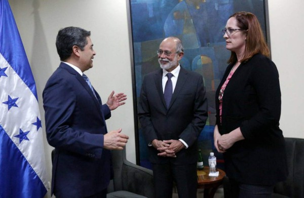 Presidente de Honduras se reúne con subsecretario de Defensa de EEUU