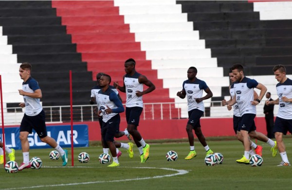 Francia ya entrena en Brasil con la mente puesta en Honduras