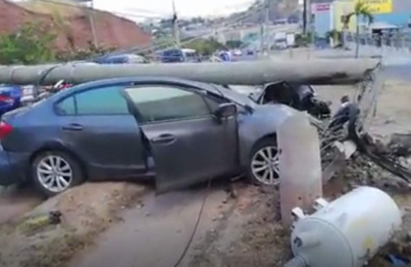 Mujer se salva de morir al estrellar su carro contra un poste de luz