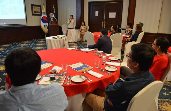 Coreanos conocen sobre proyectos sociales en San Pedro Sula