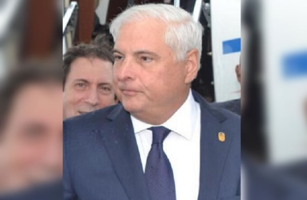 Llega Ricardo Martinelli a la base aérea Hernán Acosta Mejía