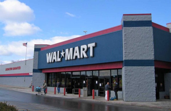 Dificultades de Wal-Mart reavivan debate sobre salario mínimo en EUA