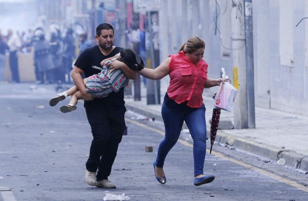 Hasta los niños que andaban con sus padres sufrieron con los gases lacrimógenos.
