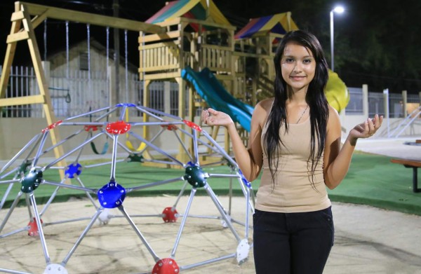 Paola Mejía en el parque de la zona donde vive en San Pedro Sula. Foto: Jordan Perdomo