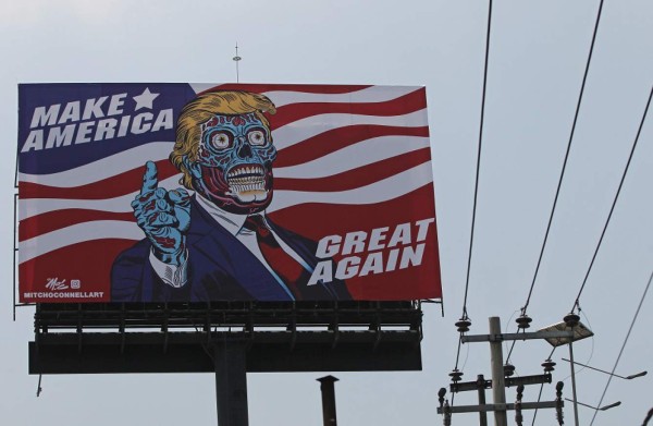 MEX54. CIUDAD DE MÉXICO (MÉXICO), 28/07/2017.- Fotografía de una valla que hace alusión al presidente de EE.UU. Donald Trump hoy, viernes 29 de julio del 2017, del artista estadounidense Mitch O'Connell, instalada en Ciudad de México (México). Una representación del presidente estadounidense, Donald Trump, con un descarnado rostro como el de los extraterrestres de la película 'They Live' (1988) figura hoy en un anuncio instalado sobre la autopista que circunda a la Ciudad de México, acompañado de su lema de campaña 'Make America Great Again'. EFE/Mario Guzman
