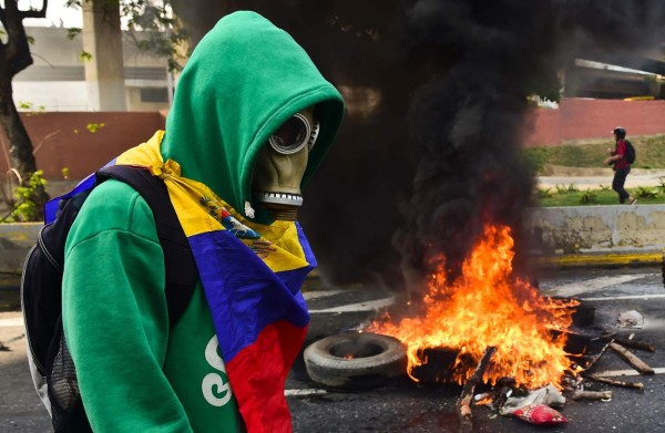 Venezolanos protestan en nuevo desafío a Maduro pese a violencia