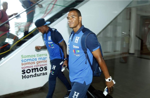 La Selección de Honduras viajó este mediodía con destino a México. Foto Neptalí Romero