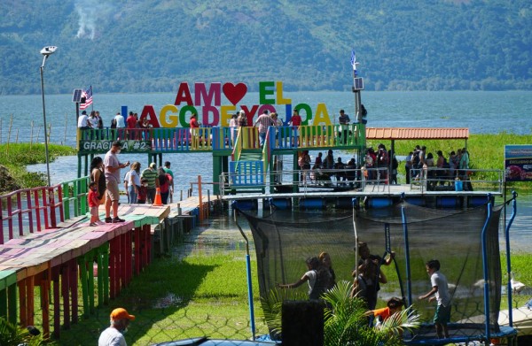 Afluencia de turistas en el Lago para disfrutar de pescados y la naturaleza