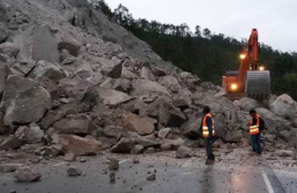 Derrumbes afectan el tráfico en la carretera CA-5