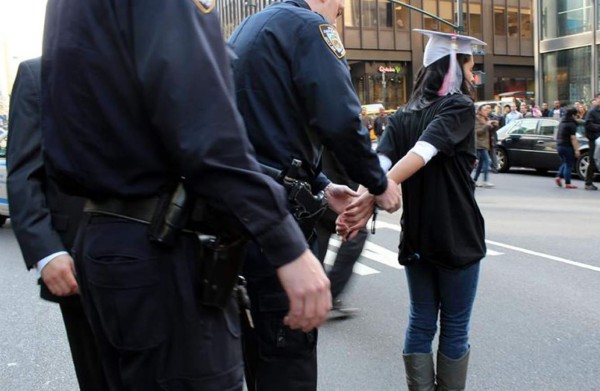 Una mujer es detenida por la muerte de su novio latino dentro de una maleta