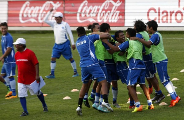 El Salvador hizo su primer entrenamiento incompleto