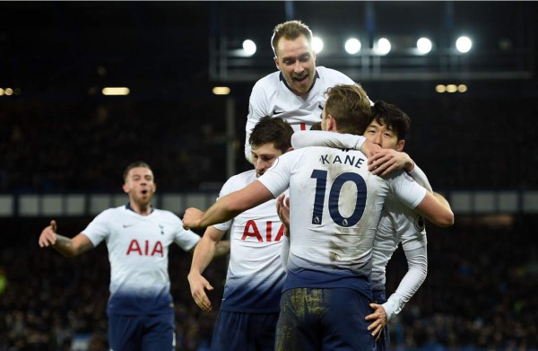 Tottenham remonta, golea y amenaza al Manchester City