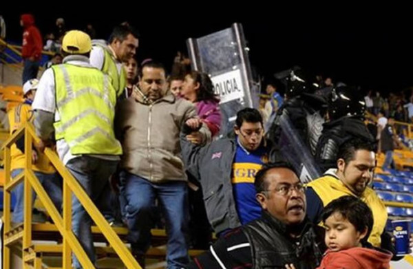 Vídeo: Violencia en el estadio Alfonso Lastras de México