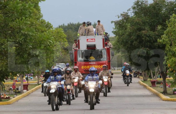 Con honores entierran al héroe bombero Óscar Madrid en Tegucigalpa
