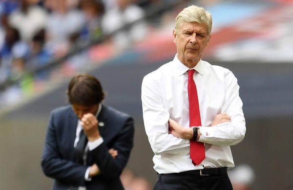 El Arsenal renueva a Arsene Wenger pese a críticas