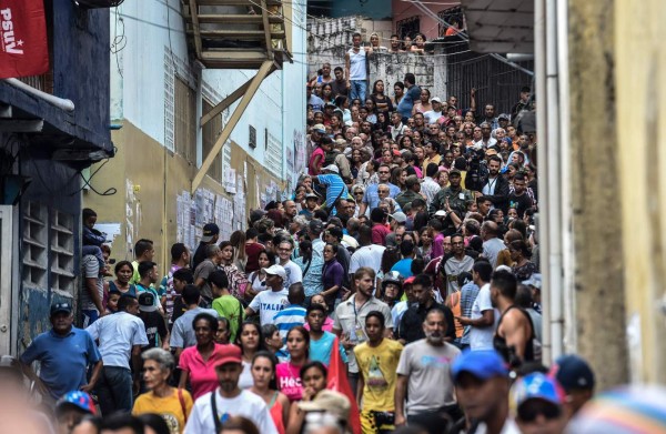 Chavismo gana 17 de 23 estados; oposición señala que hubo fraude