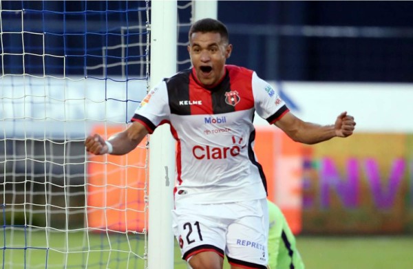 Roger Rojas sigue encendido y marca doblete en goleada del Alajuelense