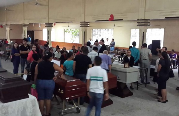 Velan a hondureños muertos en accidente