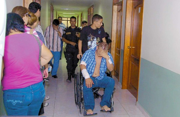 Pareja resulta herida en tiroteo en el centro