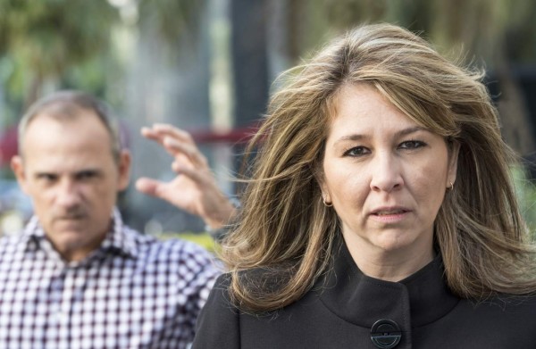 Él siente celos, ella sale mucho y no quiere dar explicaciones