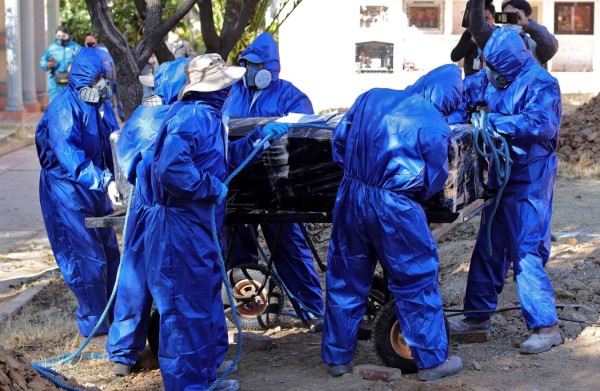 Cadáveres se acumulan en casas por falta de espacio en cementerios en Bolivia