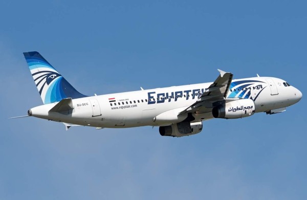 Publican primeras imágenes de restos de avión de Egyptair
