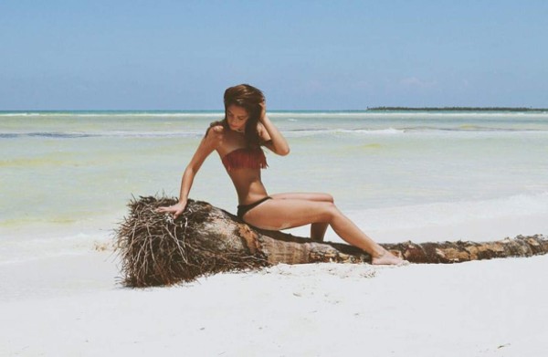 Hija de Mariana Levy posa semidesnuda en la playa