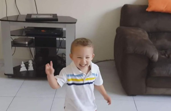 Niño enloquece tras el triunfo de Costa Rica a Grecia