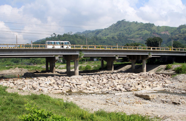 A medias dejan reparación del puente Choloma