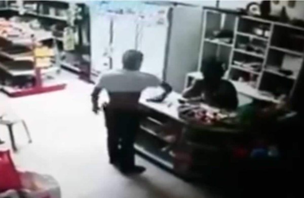 Padre reta a hijo a dispararse y termina en tragedia