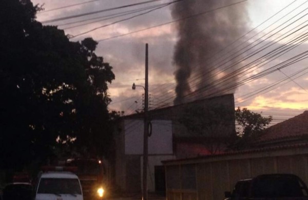 Bomberos controlan incendio en bodega sampedrana