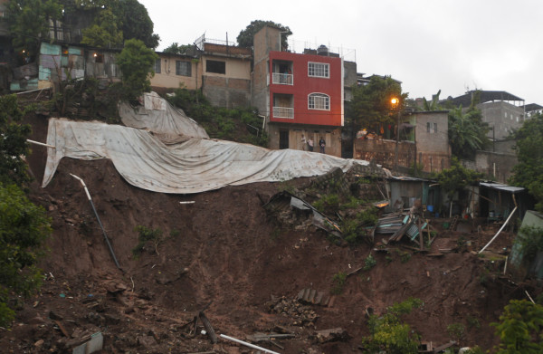 Dos muertos en Tegucigalpa y Santa Bárbara por lluvias
