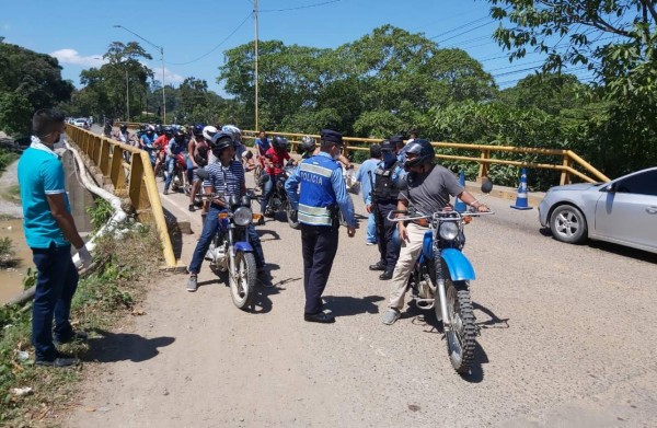 Ceibeños desafían toque de queda y provocan congestionamiento vial en las salidas