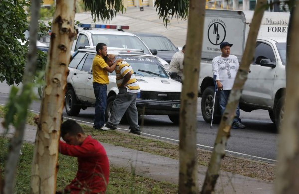 Abatido a balazos cayó el motorista Antony Alexander Cruz al ser atacado por un matón.