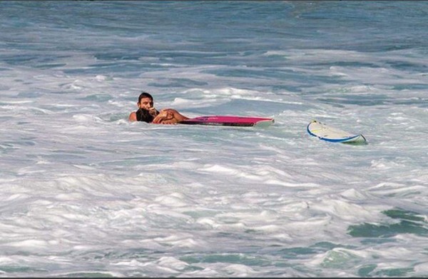 Surfista atacado por 2 tiburones rescata a otro en el mar