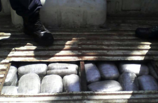 Hondureño capturado con droga escapa frente a policías