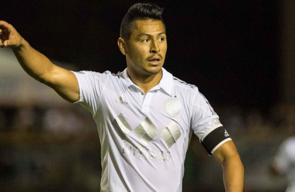 Roger Espinoza fue ovacionado por la afición del Kansas City