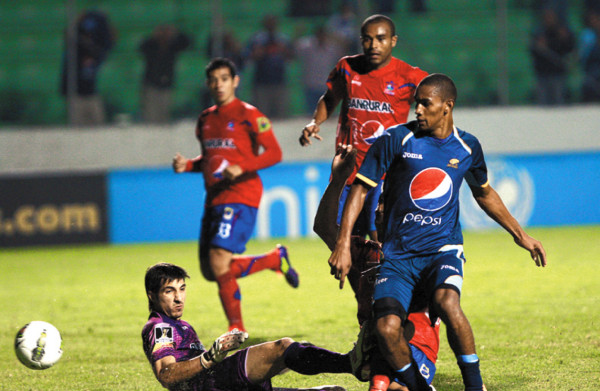 Motagua encarrila el boleto con una goleada