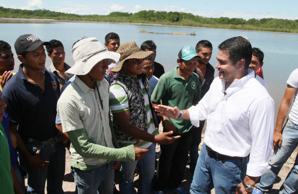 Juan Orlando Hernández dice que creará más de 200 mil empleos