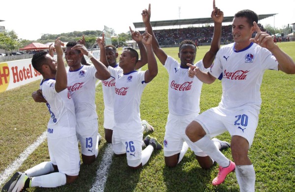 Olimpia pega primero y acaricia el título