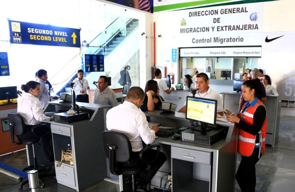 Sufrida espera de pasajeros por nuevo control migratorio en aeropuertos de Honduras