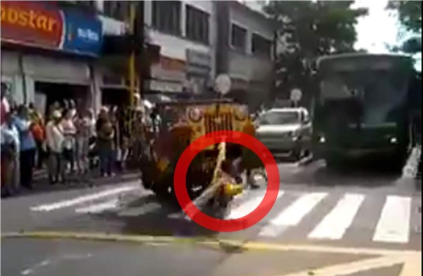 Este hombre monta un jeep como si fuera un toro salvaje. Foto YouTube.