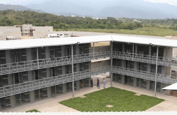 Presidente hondureño pide poner a reos 'a picar piedra'