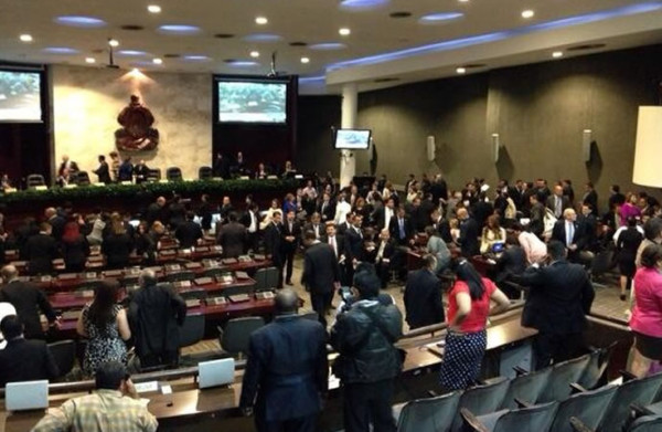 Diputados llegaron al Estadio Nacional para continuar actos protocolarios