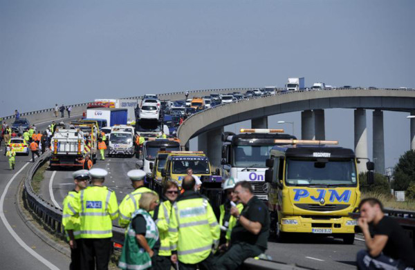 Decenas de heridos por choque de 130 carros en Inglaterra