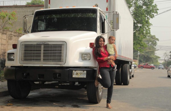 Una madre que recorre Honduras manejando su propio camión