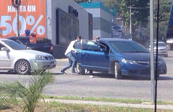 El asalto quedó registrado en fotos tomadas por otros conductores que transitaban por el sector.