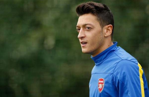 Mesut Özil, baja por una lesión en la rodilla