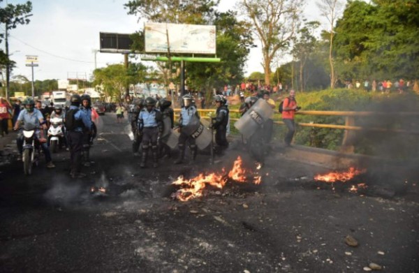 Siguen tomas de carreteras en La Ceiba, Santa Bárbara y Tegucigalpa